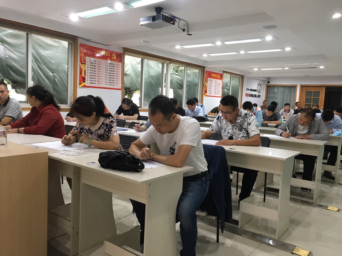 成都工贸安全负责人、安全管理人员培训报名就找四川众行联程培训机构
